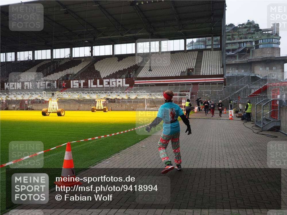 07.12.2025 - St. Pauli X-Mass-Run No. 15 Fabian Wolf http://msf.ph/oto/9418994 07.12.2025 11:29:19 Ziel 861, 2213, 2285, 2500, 2522, 2676, 3235, 3236, 4392, 4432, 4452 meine-sportfotos.de