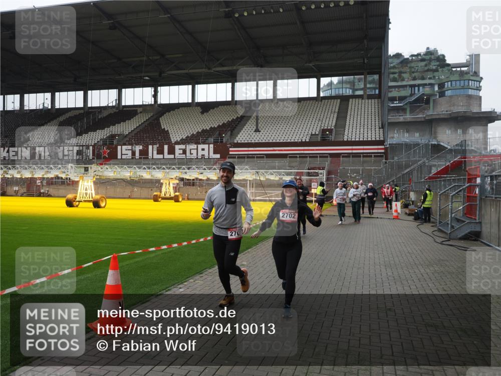 07.12.2025 - St. Pauli X-Mass-Run No. 15 Fabian Wolf http://msf.ph/oto/9419013 07.12.2025 11:29:29 Ziel 861, 1759, 2213, 2285, 2500, 2522, 2676, 2701, 2702, 2882, 3143, 3144, 3146, 4392, 4432, 4452 meine-sportfotos.de