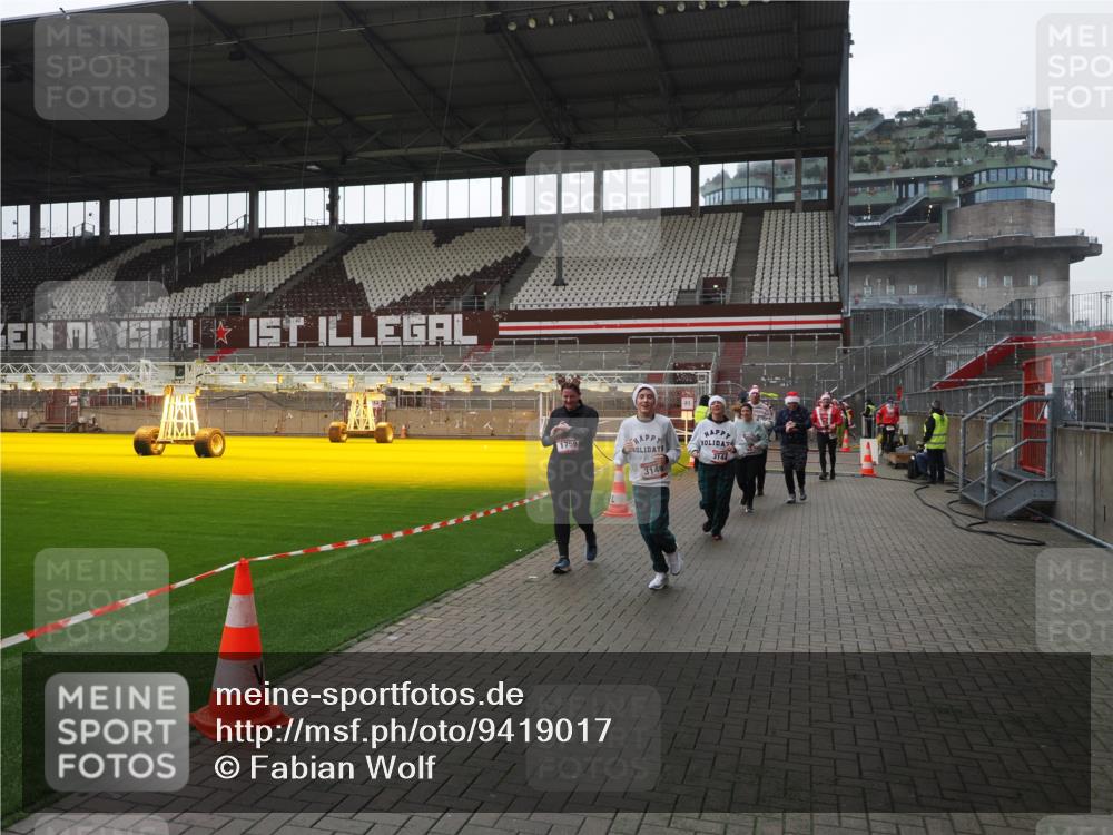 07.12.2025 - St. Pauli X-Mass-Run No. 15 Fabian Wolf http://msf.ph/oto/9419017 07.12.2025 11:29:33 Ziel 1759, 2213, 2500, 2522, 2701, 2702, 2882, 3143, 3144, 3146 meine-sportfotos.de
