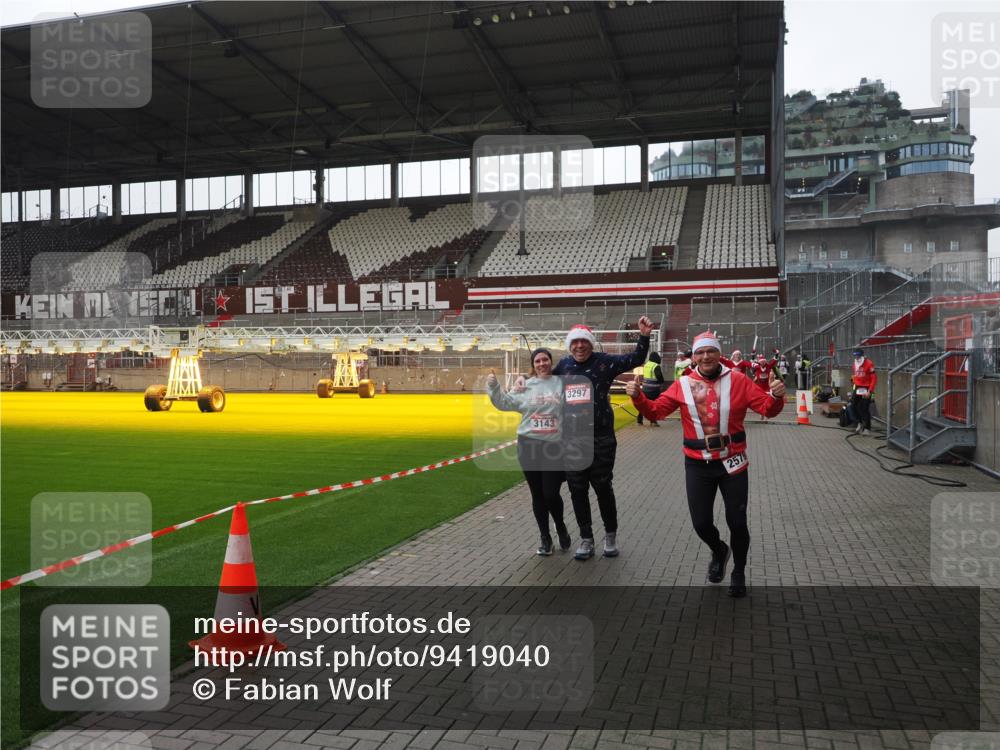 07.12.2025 - St. Pauli X-Mass-Run No. 15 Fabian Wolf http://msf.ph/oto/9419040 07.12.2025 11:29:40 Ziel 859, 882, 1759, 1922, 1924, 1925, 2701, 2702, 2882, 3143, 3144, 3146, 4651 meine-sportfotos.de
