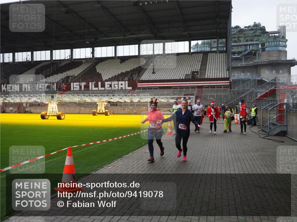 07.12.2025 - St. Pauli X-Mass-Run No. 15 Fabian Wolf http://msf.ph/oto/9419078 07.12.2025 11:29:50 Ziel 859, 882, 1922, 1924, 1925, 2787, 2838, 2840, 4651, 4839 meine-sportfotos.de