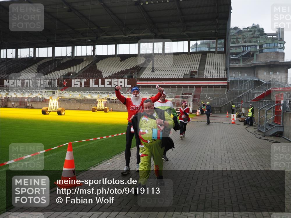 07.12.2025 - St. Pauli X-Mass-Run No. 15 Fabian Wolf http://msf.ph/oto/9419113 07.12.2025 11:29:59 Ziel 1941, 2787, 2838, 2840, 3303, 4651, 4839 meine-sportfotos.de
