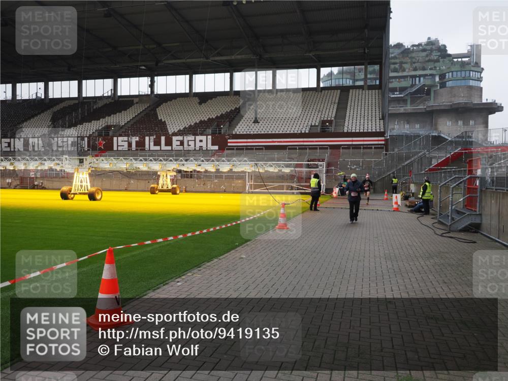 07.12.2025 - St. Pauli X-Mass-Run No. 15 Fabian Wolf http://msf.ph/oto/9419135 07.12.2025 11:30:04 Ziel 1941, 2705, 2787, 3303, 4839 meine-sportfotos.de