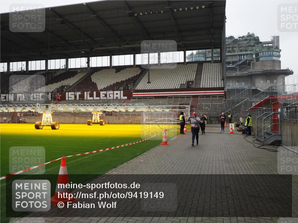 07.12.2025 - St. Pauli X-Mass-Run No. 15 Fabian Wolf http://msf.ph/oto/9419149 07.12.2025 11:30:20 Ziel 2020, 2509, 2705, 2876 meine-sportfotos.de
