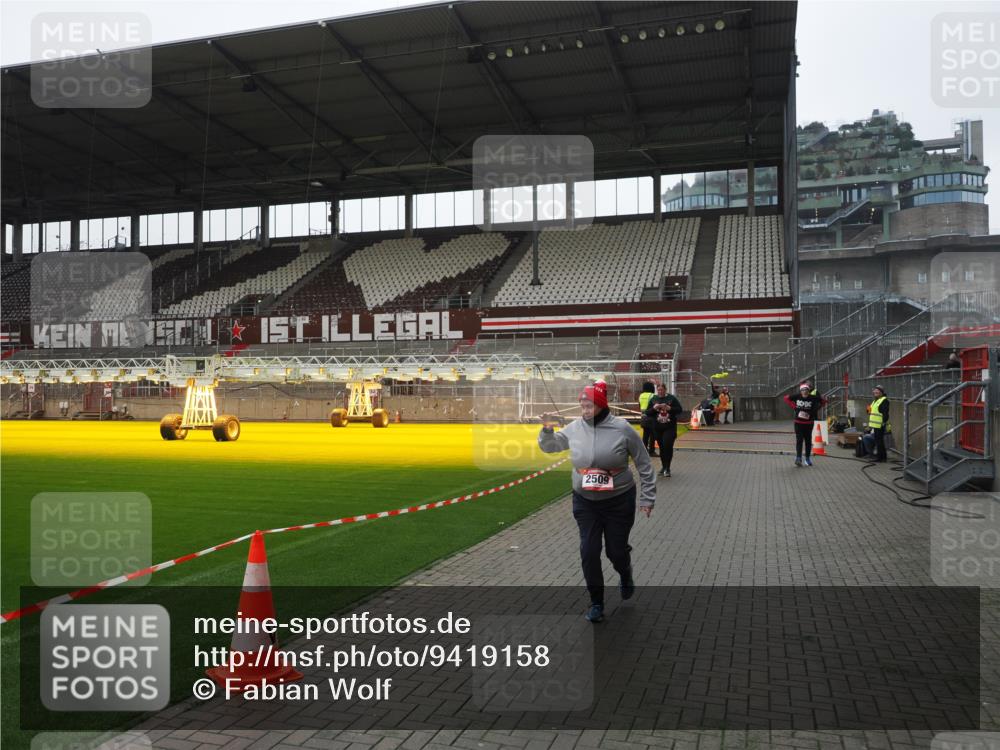 07.12.2025 - St. Pauli X-Mass-Run No. 15 Fabian Wolf http://msf.ph/oto/9419158 07.12.2025 11:30:23 Ziel 2020, 2509, 2705, 2876 meine-sportfotos.de