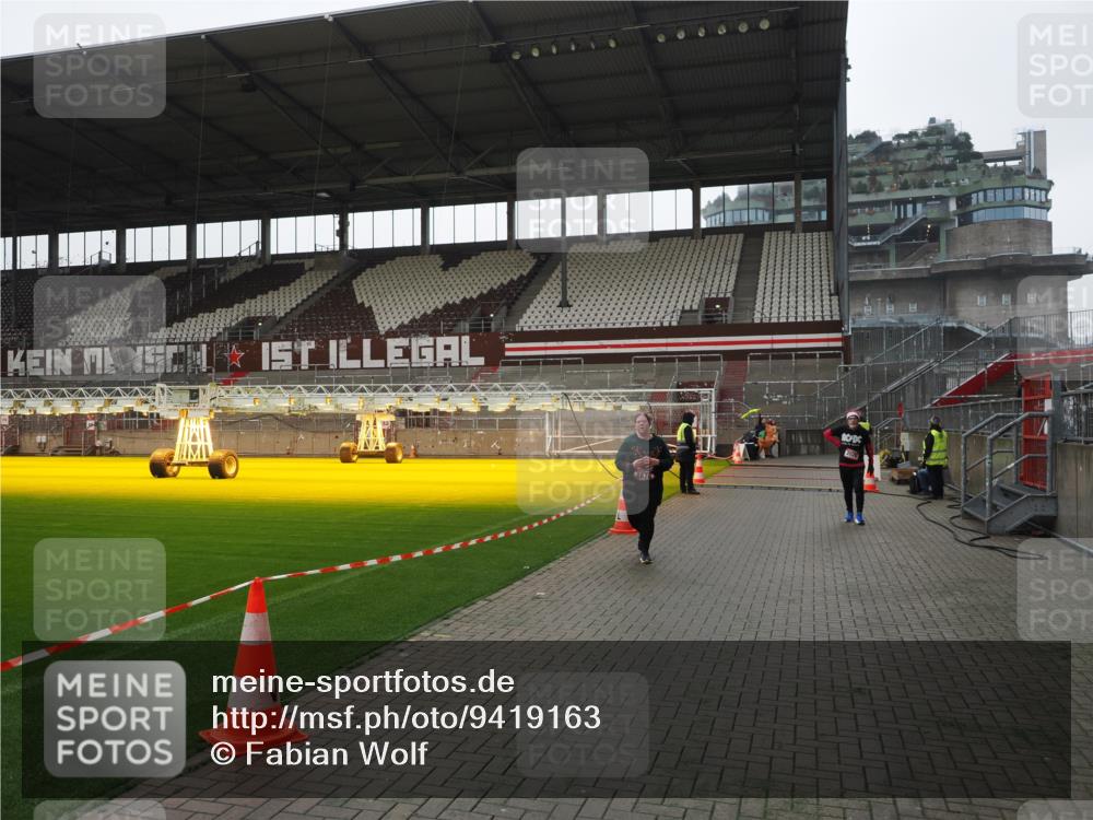 07.12.2025 - St. Pauli X-Mass-Run No. 15 Fabian Wolf http://msf.ph/oto/9419163 07.12.2025 11:30:26 Ziel 2020, 2509, 2876 meine-sportfotos.de