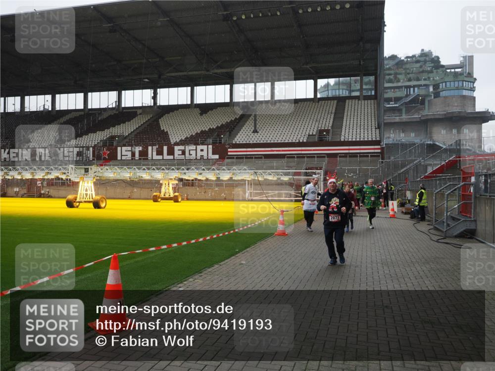 07.12.2025 - St. Pauli X-Mass-Run No. 15 Fabian Wolf http://msf.ph/oto/9419193 07.12.2025 11:30:42 Ziel 487, 848, 865, 870, 872, 2307, 2308, 2311, 2314, 2317, 2319, 2871 meine-sportfotos.de