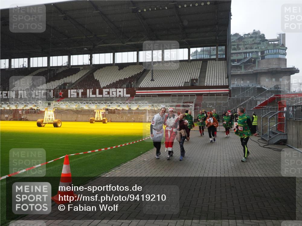 07.12.2025 - St. Pauli X-Mass-Run No. 15 Fabian Wolf http://msf.ph/oto/9419210 07.12.2025 11:30:47 Ziel 487, 539, 579, 581, 848, 865, 870, 872, 2307, 2308, 2311, 2314, 2317, 2319, 2449, 2450, 2871 meine-sportfotos.de