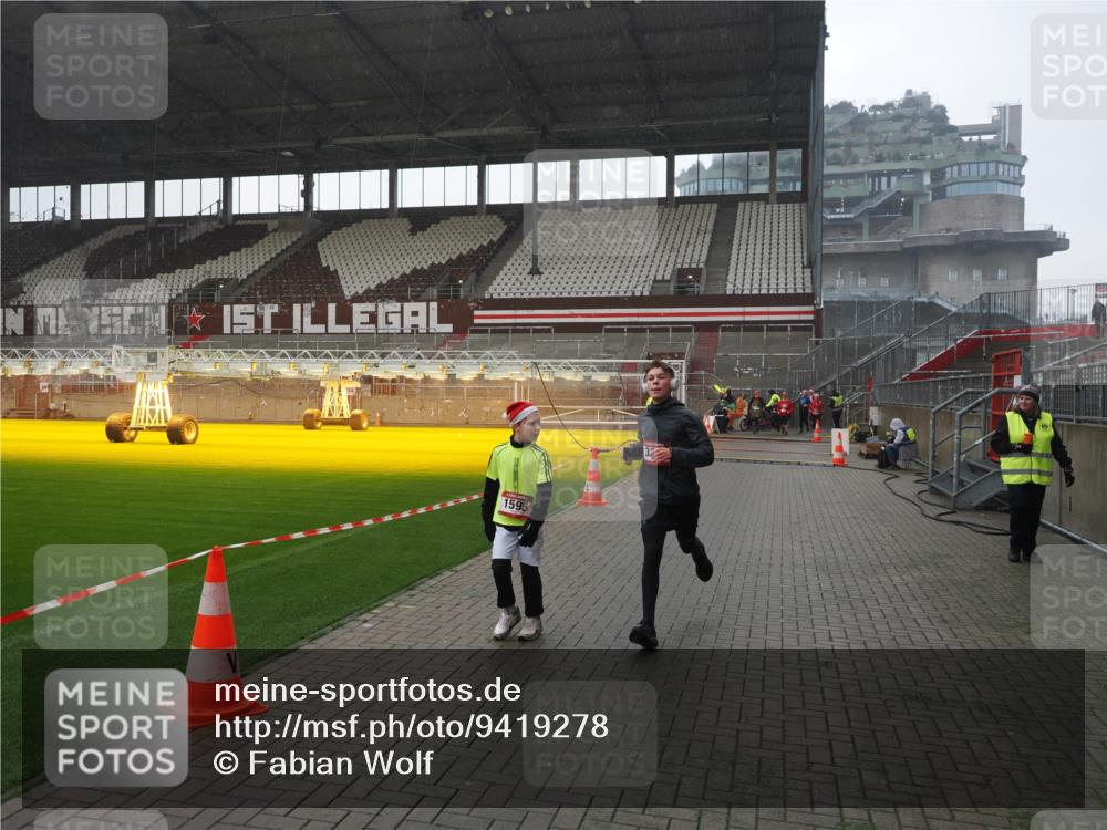 07.12.2025 - St. Pauli X-Mass-Run No. 15 Fabian Wolf http://msf.ph/oto/9419278 07.12.2025 11:31:03 Ziel 203, 329, 539, 554, 579, 581, 1595, 2449, 2450, 3328 meine-sportfotos.de