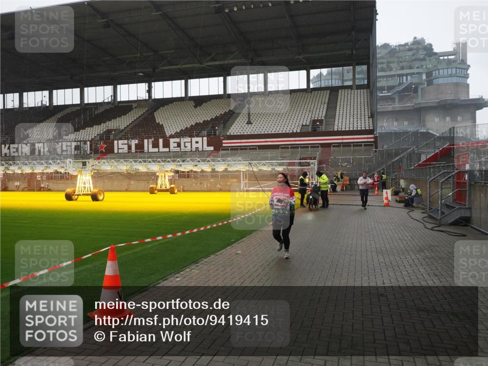 07.12.2025 - St. Pauli X-Mass-Run No. 15 Fabian Wolf http://msf.ph/oto/9419415 07.12.2025 11:32:02 Ziel 2048, 2050, 2120, 2497, 2523, 2527, 3343, 3678, 4633, 4640, 4642 meine-sportfotos.de