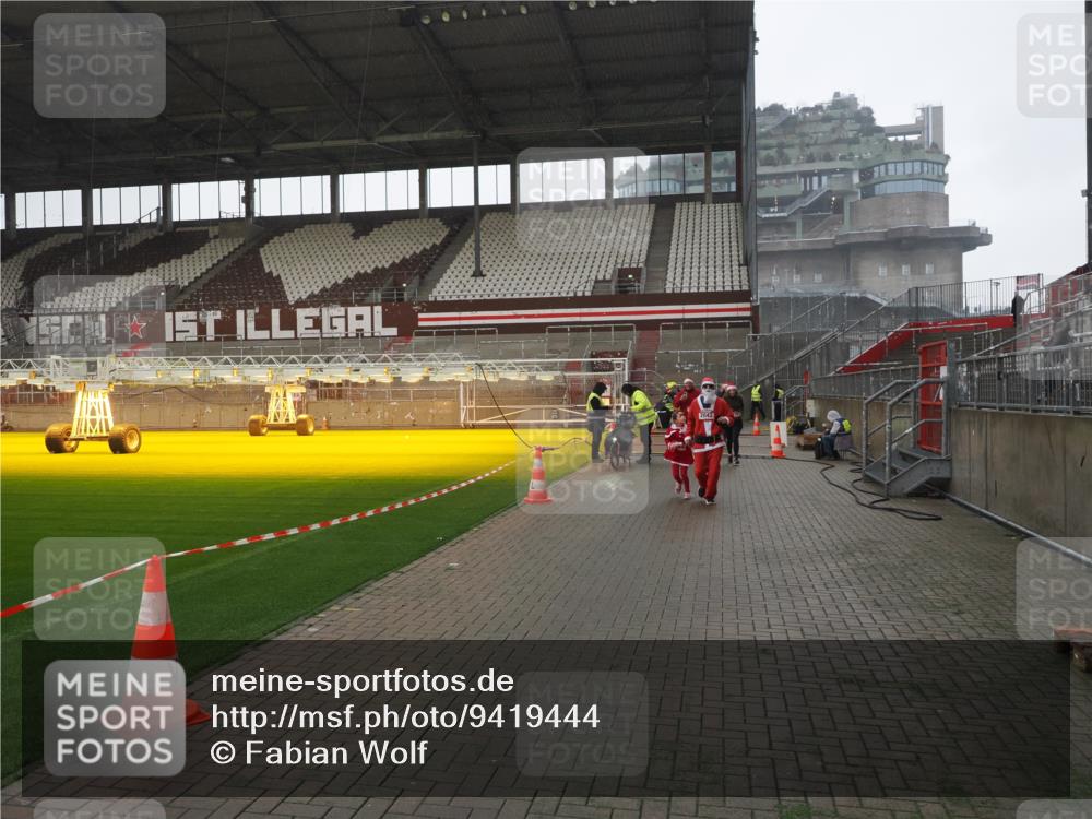 07.12.2025 - St. Pauli X-Mass-Run No. 15 Fabian Wolf http://msf.ph/oto/9419444 07.12.2025 11:32:13 Ziel 1081, 2043, 2044, 3173, 3177, 3343, 4640 meine-sportfotos.de