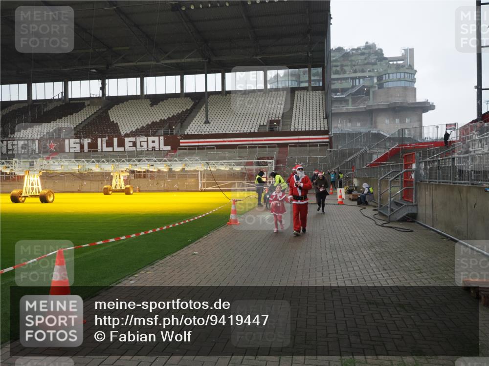 07.12.2025 - St. Pauli X-Mass-Run No. 15 Fabian Wolf http://msf.ph/oto/9419447 07.12.2025 11:32:14 Ziel 1081, 2043, 2044, 3173, 3177, 3343 meine-sportfotos.de