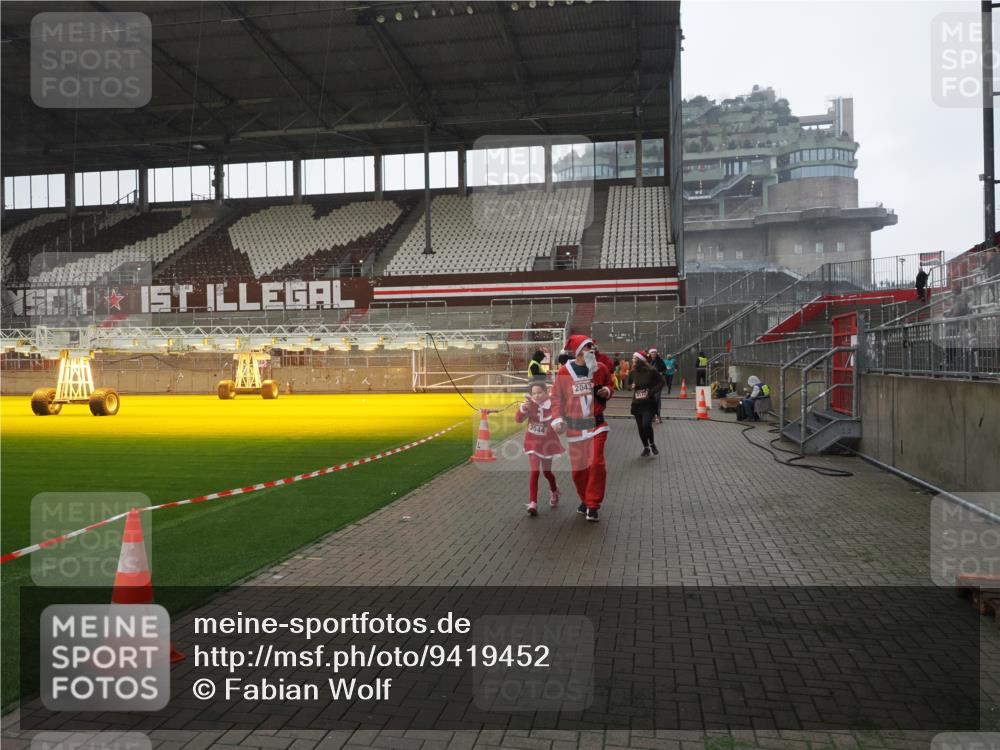 07.12.2025 - St. Pauli X-Mass-Run No. 15 Fabian Wolf http://msf.ph/oto/9419452 07.12.2025 11:32:15 Ziel 1081, 2043, 2044, 3173, 3177, 3343 meine-sportfotos.de