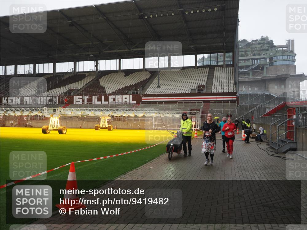 07.12.2025 - St. Pauli X-Mass-Run No. 15 Fabian Wolf http://msf.ph/oto/9419482 07.12.2025 11:32:24 Ziel 1081, 2043, 2044, 2283, 2419, 2595, 3173, 3177 meine-sportfotos.de
