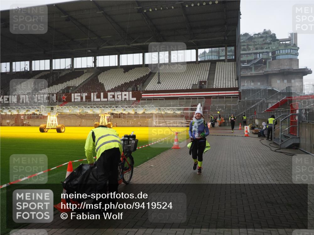 07.12.2025 - St. Pauli X-Mass-Run No. 15 Fabian Wolf http://msf.ph/oto/9419524 07.12.2025 11:32:37 Ziel 477, 1884, 1886, 1998, 1999, 2000, 2015, 2283, 2419 meine-sportfotos.de