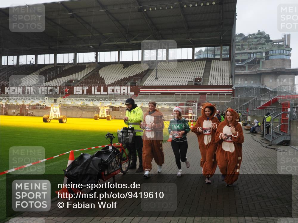 07.12.2025 - St. Pauli X-Mass-Run No. 15 Fabian Wolf http://msf.ph/oto/9419610 07.12.2025 11:33:19 Ziel 321, 977, 1013, 1591, 2005, 2016, 2612, 2613, 2614, 2620, 2662, 3039, 3041, 3166, 3169 meine-sportfotos.de