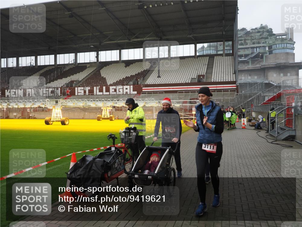 07.12.2025 - St. Pauli X-Mass-Run No. 15 Fabian Wolf http://msf.ph/oto/9419621 07.12.2025 11:33:25 Ziel 56, 62, 72, 73, 85, 94, 103, 110, 142, 181, 260, 340, 349, 1361, 2016, 2612, 2613, 2614, 2620, 3039, 3041, 3166, 3169 meine-sportfotos.de
