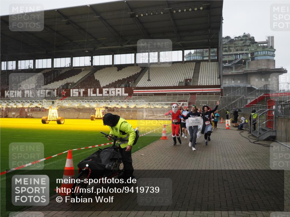 07.12.2025 - St. Pauli X-Mass-Run No. 15 Fabian Wolf http://msf.ph/oto/9419739 07.12.2025 11:34:15 Ziel 820, 825, 864, 869, 871, 1001, 1710, 1908, 2277, 2280, 2635, 3448 meine-sportfotos.de