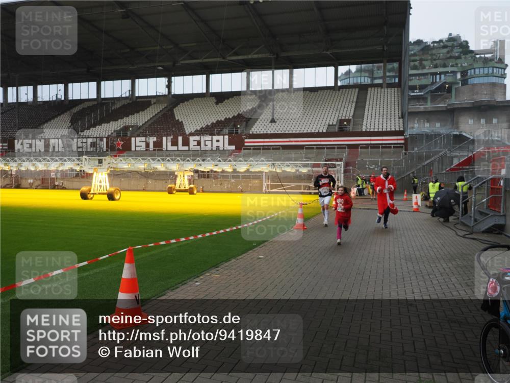 07.12.2025 - St. Pauli X-Mass-Run No. 15 Fabian Wolf http://msf.ph/oto/9419847 07.12.2025 11:35:10 Ziel 2150, 2481, 3005, 3148, 3149 meine-sportfotos.de