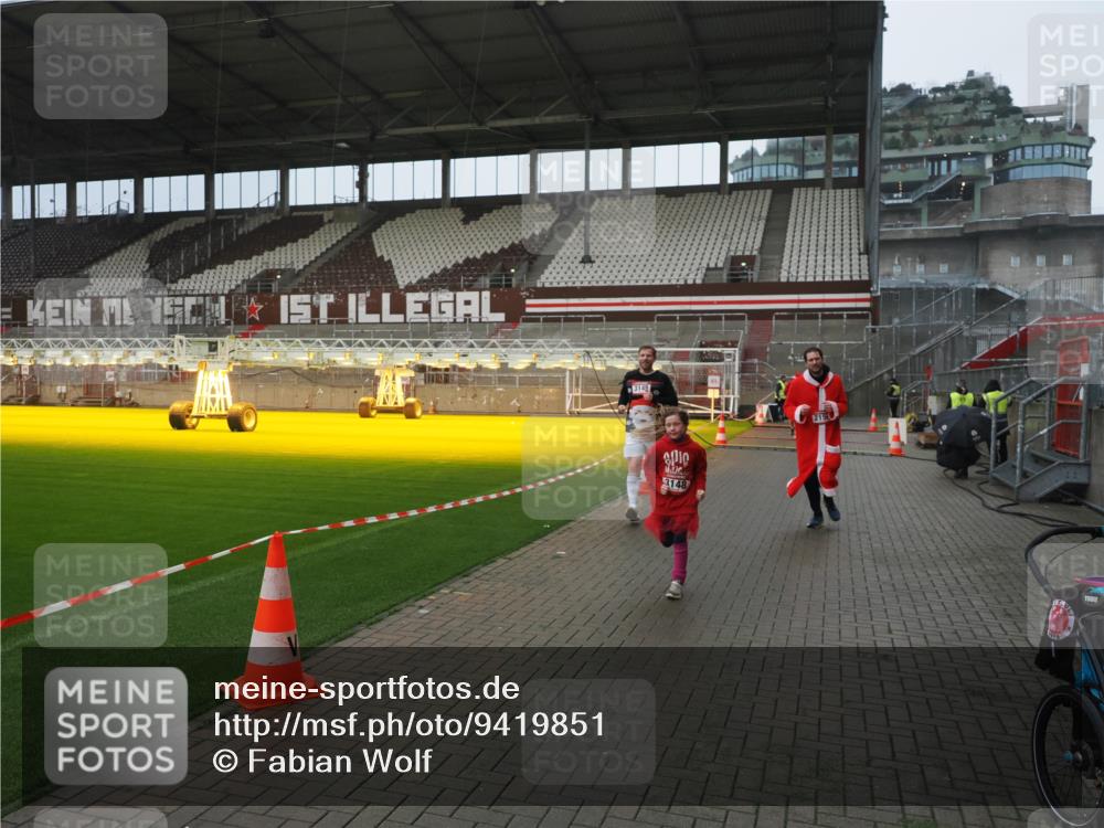 07.12.2025 - St. Pauli X-Mass-Run No. 15 Fabian Wolf http://msf.ph/oto/9419851 07.12.2025 11:35:11 Ziel 2150, 2481, 3005, 3148, 3149 meine-sportfotos.de