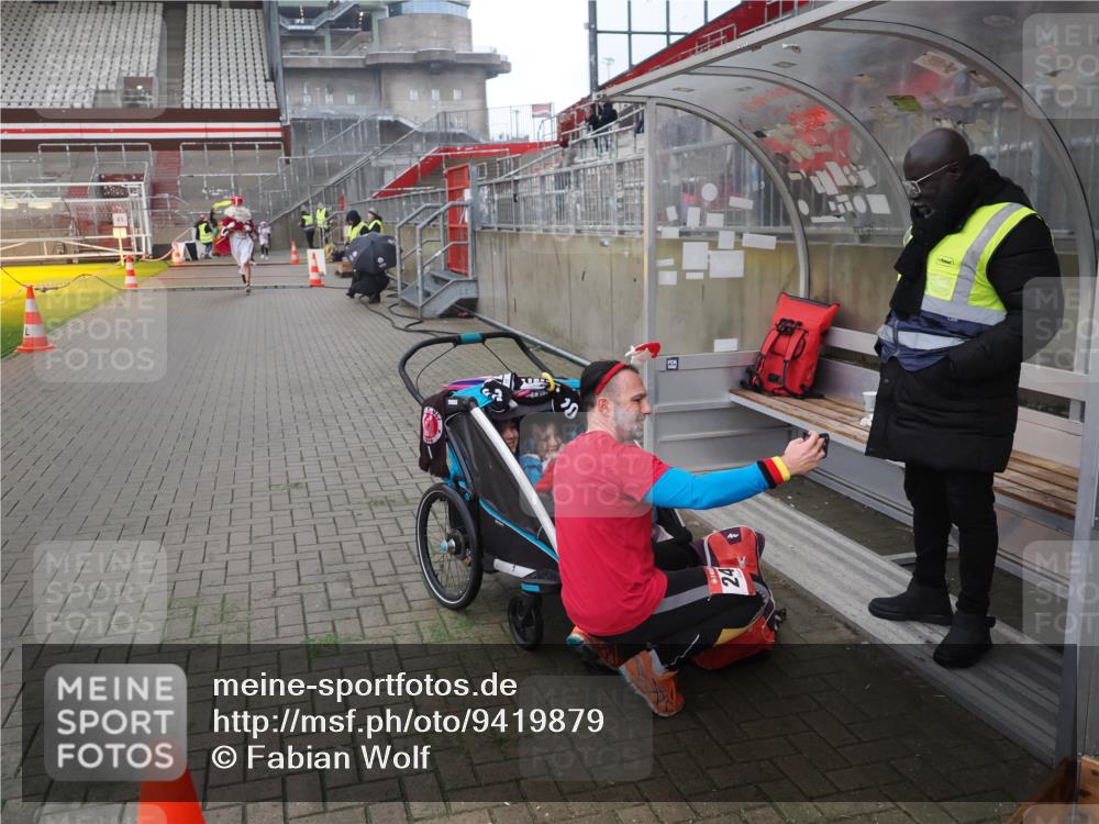 07.12.2025 - St. Pauli X-Mass-Run No. 15 Fabian Wolf http://msf.ph/oto/9419879 07.12.2025 11:35:21 Ziel 240, 2150, 3148, 3149, 4408 meine-sportfotos.de