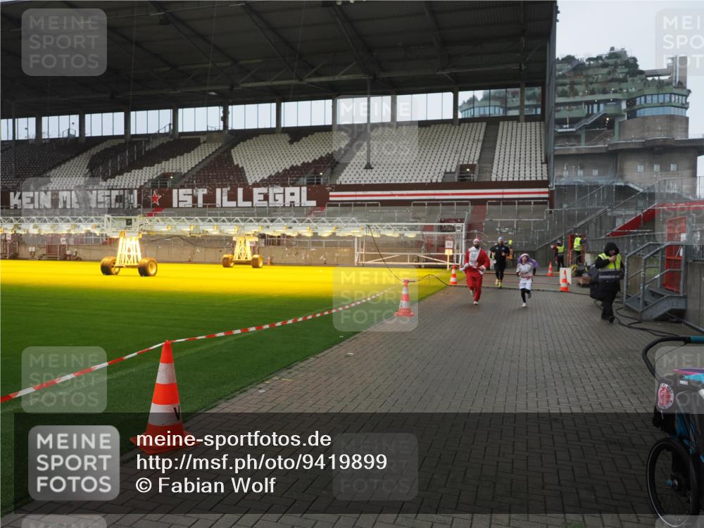 07.12.2025 - St. Pauli X-Mass-Run No. 15 Fabian Wolf http://msf.ph/oto/9419899 07.12.2025 11:35:26 Ziel 240, 527, 535, 2150, 2660, 3148, 3149, 4408 meine-sportfotos.de