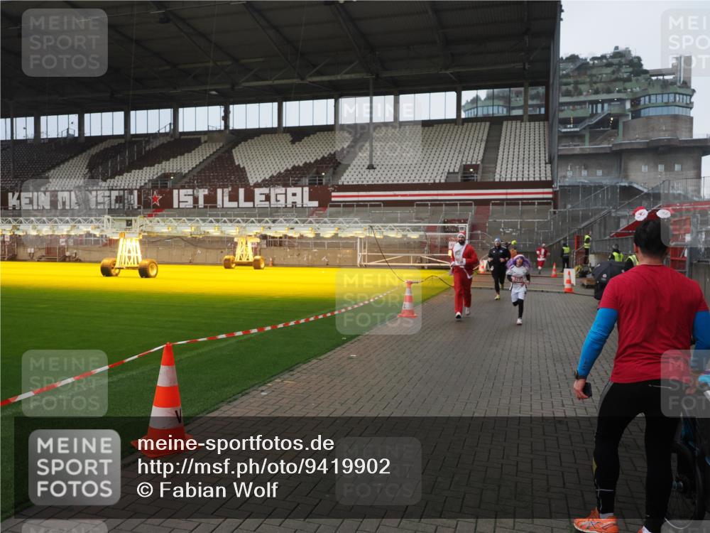 07.12.2025 - St. Pauli X-Mass-Run No. 15 Fabian Wolf http://msf.ph/oto/9419902 07.12.2025 11:35:27 Ziel 240, 527, 535, 2150, 2660, 4408 meine-sportfotos.de