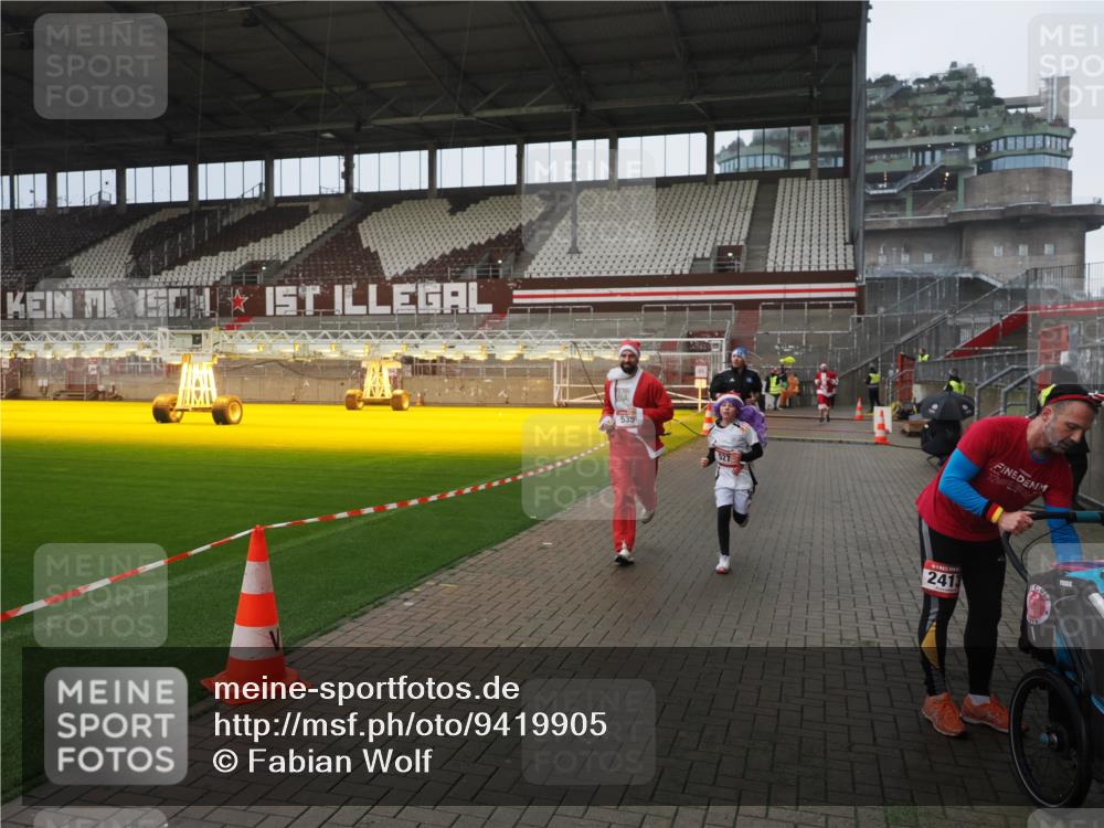 07.12.2025 - St. Pauli X-Mass-Run No. 15 Fabian Wolf http://msf.ph/oto/9419905 07.12.2025 11:35:29 Ziel 240, 527, 535, 2660, 4408 meine-sportfotos.de