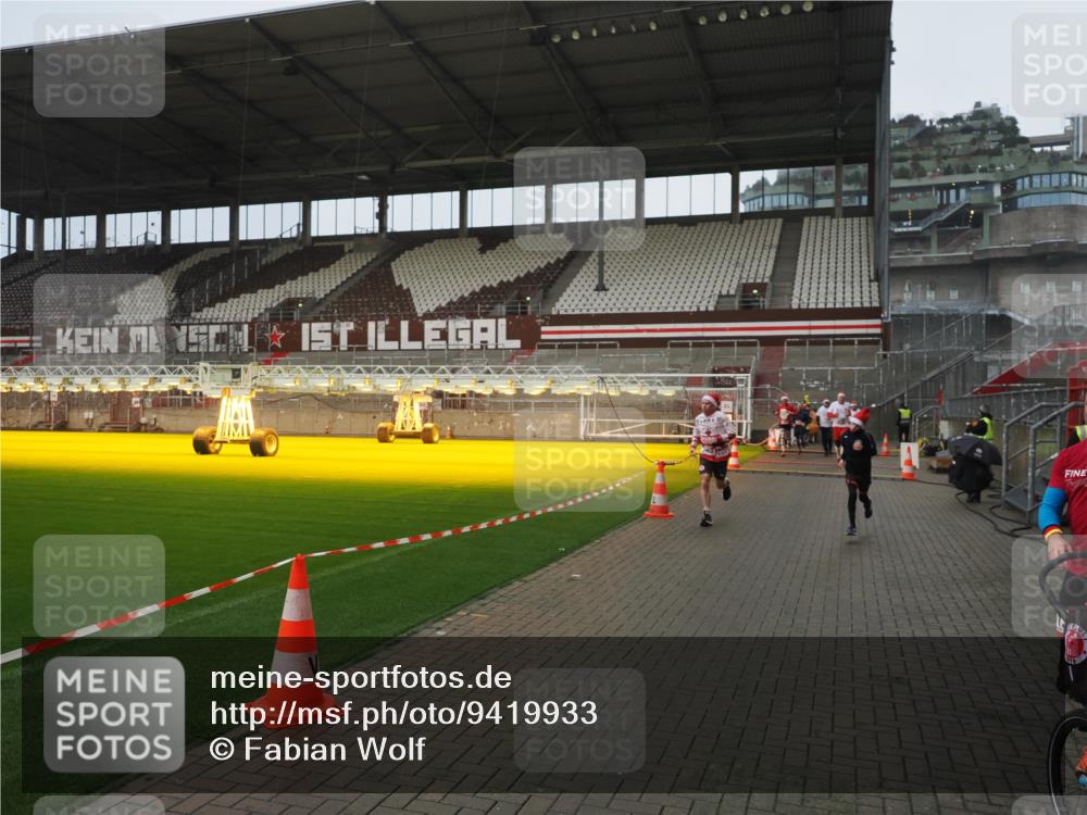 07.12.2025 - St. Pauli X-Mass-Run No. 15 Fabian Wolf http://msf.ph/oto/9419933 07.12.2025 11:35:40 Ziel 527, 535, 2660, 2902, 2962, 3967, 4843 meine-sportfotos.de