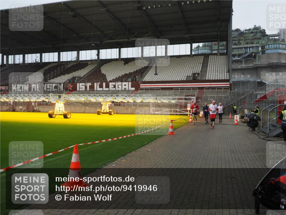 07.12.2025 - St. Pauli X-Mass-Run No. 15 Fabian Wolf http://msf.ph/oto/9419946 07.12.2025 11:35:43 Ziel 527, 535, 1960, 1962, 2660, 2902, 2962, 3967, 4816, 4823, 4843 meine-sportfotos.de