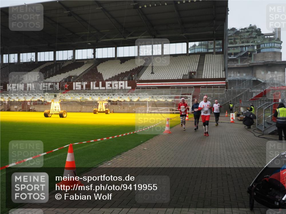 07.12.2025 - St. Pauli X-Mass-Run No. 15 Fabian Wolf http://msf.ph/oto/9419955 07.12.2025 11:35:45 Ziel 1960, 1962, 2660, 2902, 2962, 3967, 4816, 4823, 4843 meine-sportfotos.de
