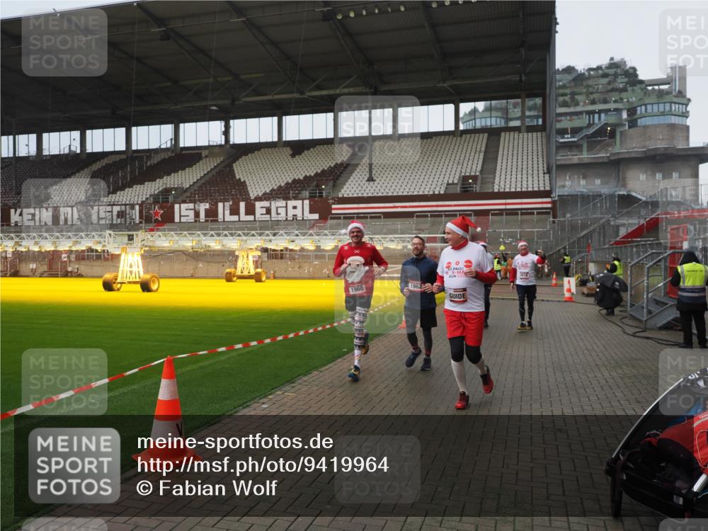 07.12.2025 - St. Pauli X-Mass-Run No. 15 Fabian Wolf http://msf.ph/oto/9419964 07.12.2025 11:35:47 Ziel 1960, 1962, 2902, 2962, 3967, 4816, 4823, 4843 meine-sportfotos.de