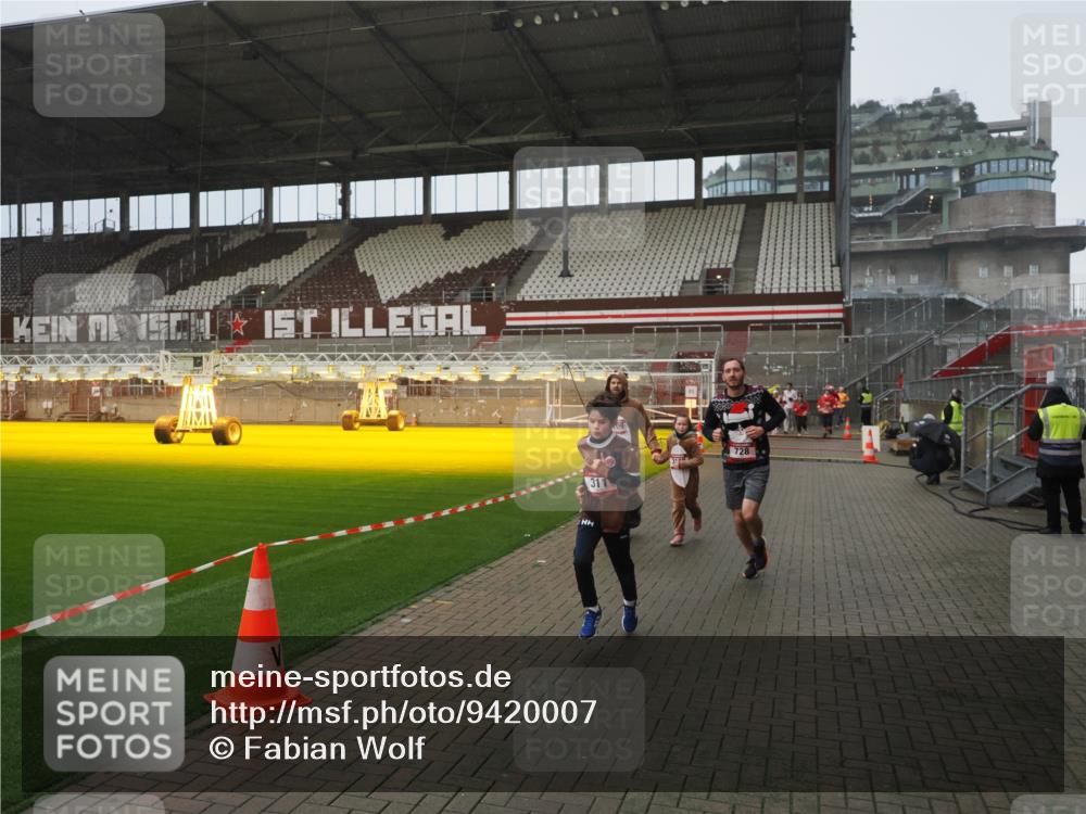 07.12.2025 - St. Pauli X-Mass-Run No. 15 Fabian Wolf http://msf.ph/oto/9420007 07.12.2025 11:36:01 Ziel 311, 728, 1960, 1962, 3109, 4816, 4823 meine-sportfotos.de