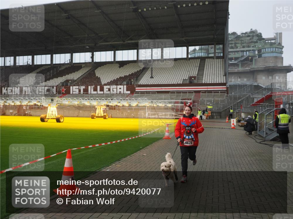 07.12.2025 - St. Pauli X-Mass-Run No. 15 Fabian Wolf http://msf.ph/oto/9420077 07.12.2025 11:36:31 Ziel 3826, 4628 meine-sportfotos.de