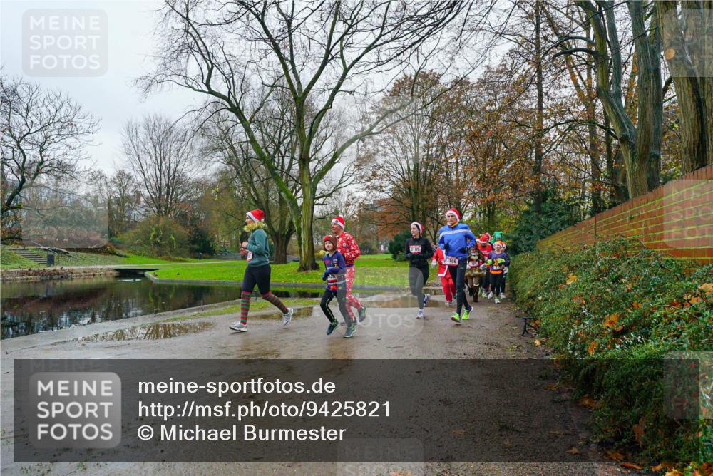 07.12.2025 - St. Pauli X-Mass-Run No. 15 Michael Burmester http://msf.ph/oto/9425821 07.12.2025 09:42:57 Laufen 3189, 3186 meine-sportfotos.de
