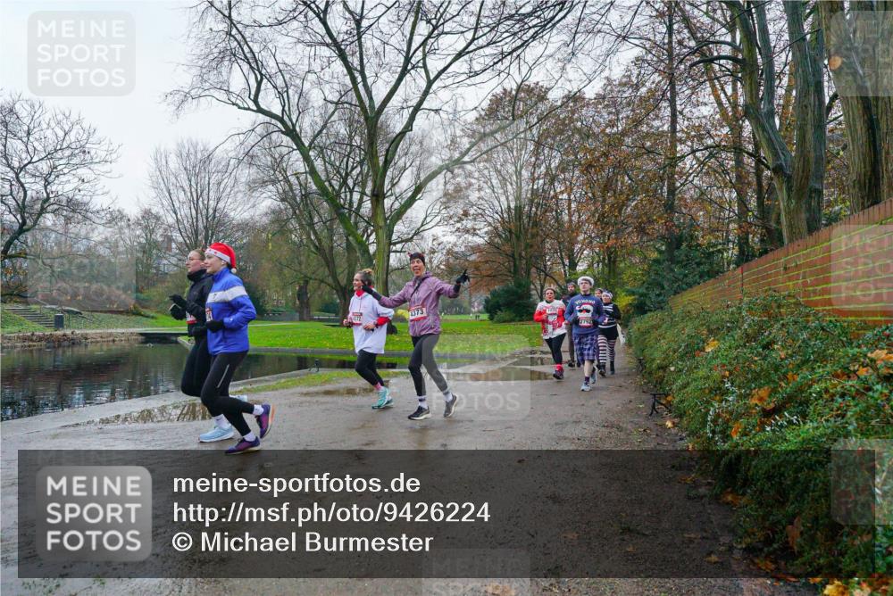 07.12.2025 - St. Pauli X-Mass-Run No. 15 Michael Burmester http://msf.ph/oto/9426224 07.12.2025 10:02:31 Laufen 4373, 4372 meine-sportfotos.de