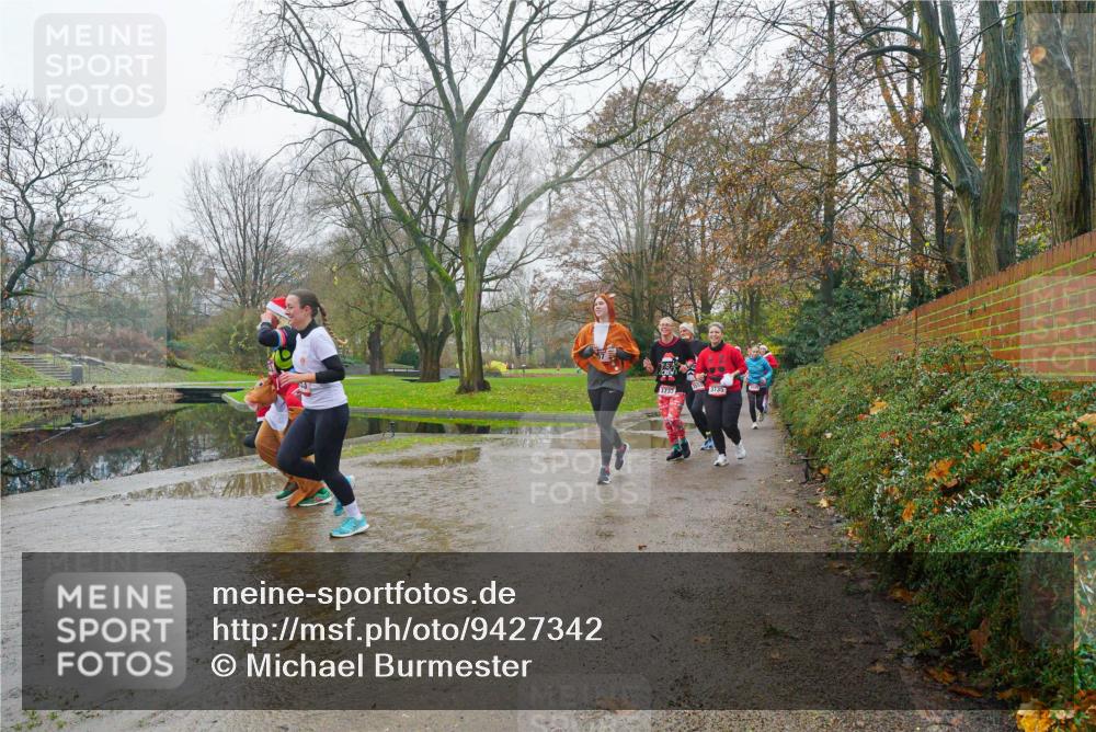 07.12.2025 - St. Pauli X-Mass-Run No. 15 Michael Burmester http://msf.ph/oto/9427342 07.12.2025 11:21:33 Laufen 3733, 3735 meine-sportfotos.de