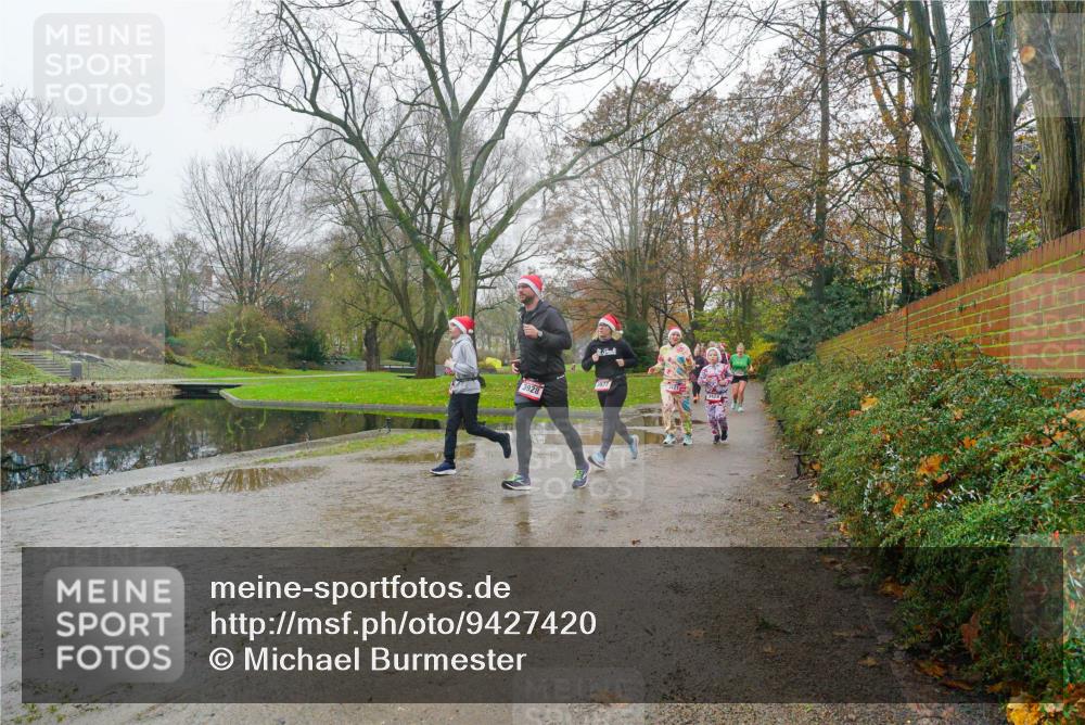 07.12.2025 - St. Pauli X-Mass-Run No. 15 Michael Burmester http://msf.ph/oto/9427420 07.12.2025 11:22:33 Laufen 3928, 3927 meine-sportfotos.de