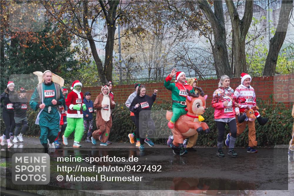 07.12.2025 - St. Pauli X-Mass-Run No. 15 Michael Burmester http://msf.ph/oto/9427492 07.12.2025 10:25:58 Laufen 215, 2574, 4229, 1, 28, 2339, 2220, 233, 2763, 2340 meine-sportfotos.de