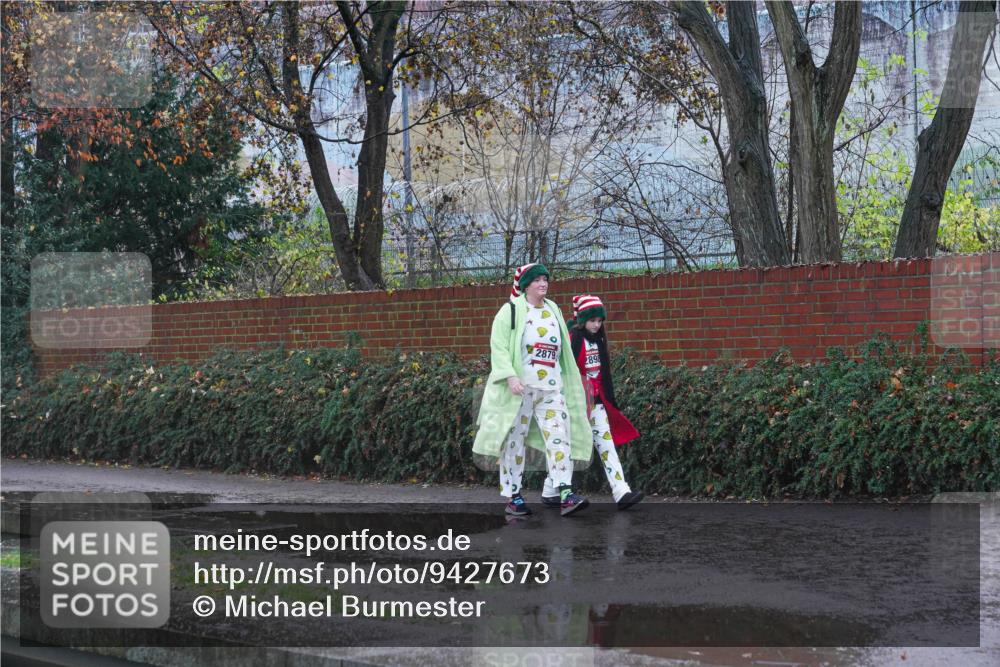 07.12.2025 - St. Pauli X-Mass-Run No. 15 Michael Burmester http://msf.ph/oto/9427673 07.12.2025 10:29:23 Laufen 2879, 2898 meine-sportfotos.de