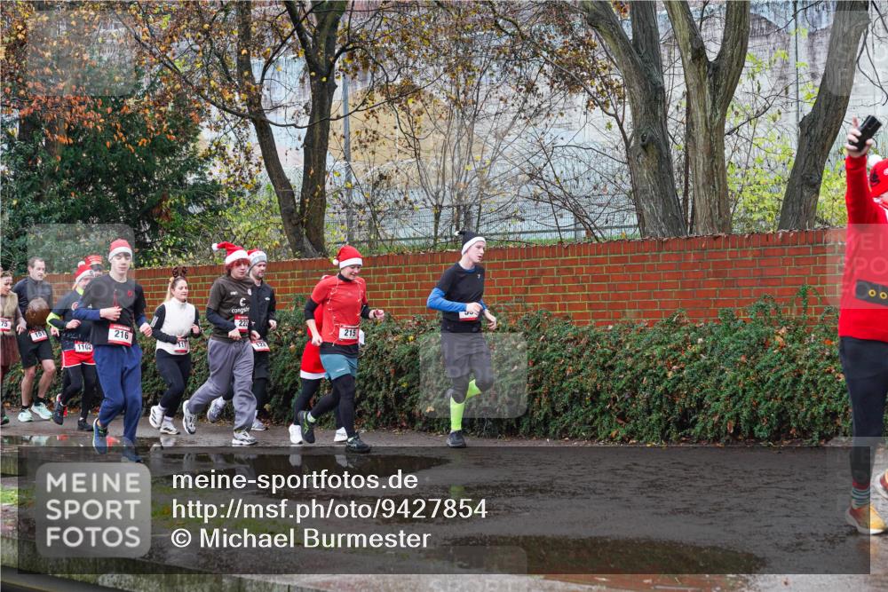 07.12.2025 - St. Pauli X-Mass-Run No. 15 Michael Burmester http://msf.ph/oto/9427854 07.12.2025 10:42:41 Laufen 151, 1102, 216, 222, 215, 00 meine-sportfotos.de