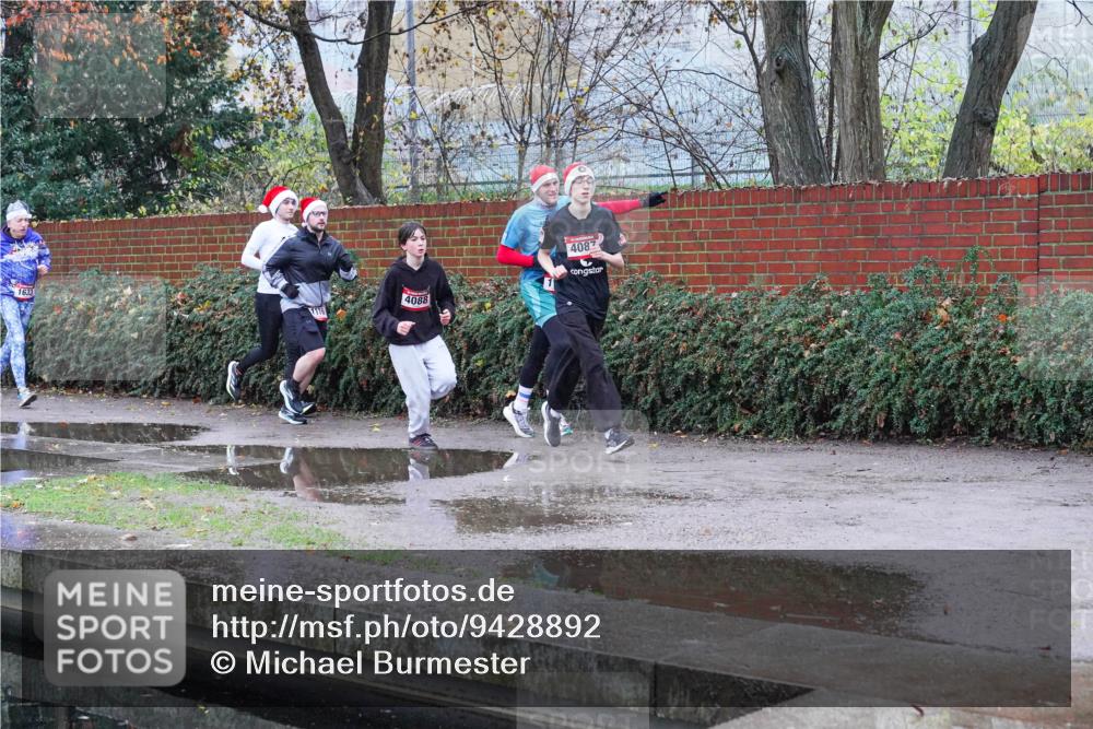 07.12.2025 - St. Pauli X-Mass-Run No. 15 Michael Burmester http://msf.ph/oto/9428892 07.12.2025 09:39:53 Laufen 1633, 4088, 4087 meine-sportfotos.de