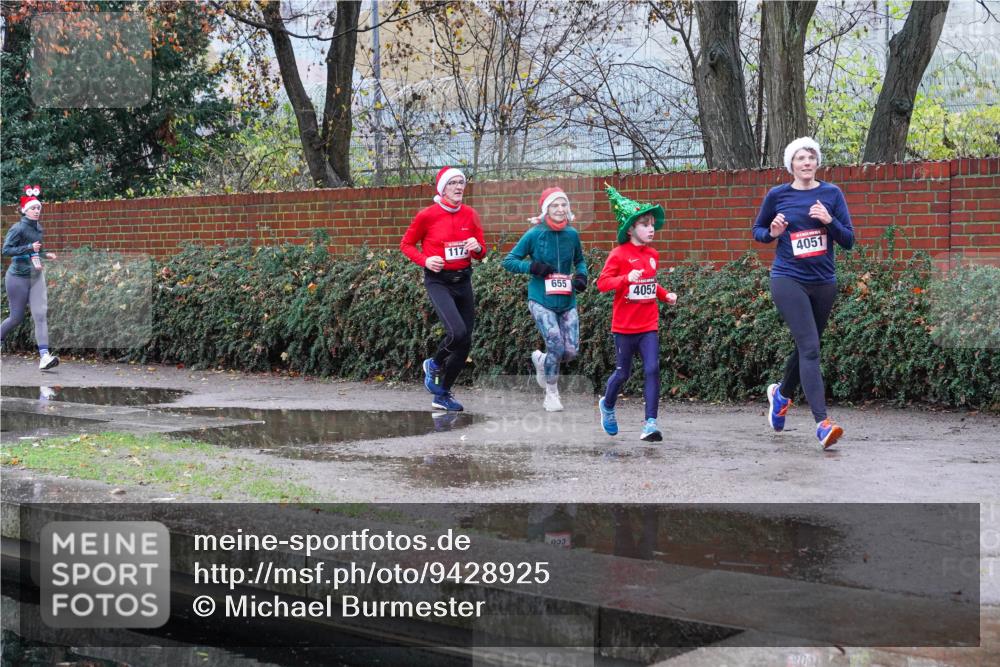 07.12.2025 - St. Pauli X-Mass-Run No. 15 Michael Burmester http://msf.ph/oto/9428925 07.12.2025 09:40:36 Laufen 1173, 922, 4051, 655, 4052 meine-sportfotos.de