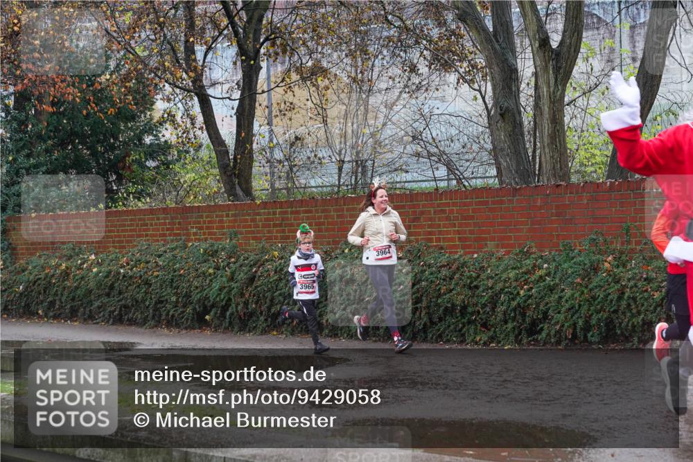 07.12.2025 - St. Pauli X-Mass-Run No. 15 Michael Burmester http://msf.ph/oto/9429058 07.12.2025 11:21:36 Laufen 3965, 3964 meine-sportfotos.de