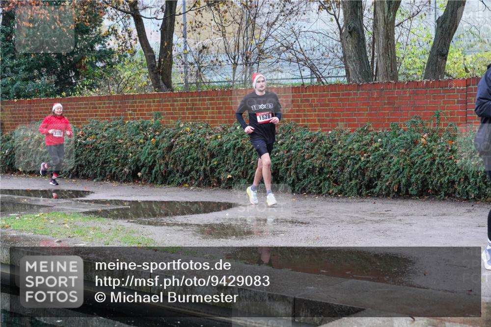 07.12.2025 - St. Pauli X-Mass-Run No. 15 Michael Burmester http://msf.ph/oto/9429083 07.12.2025 09:42:37 Laufen 2378, 1887, 1528 meine-sportfotos.de