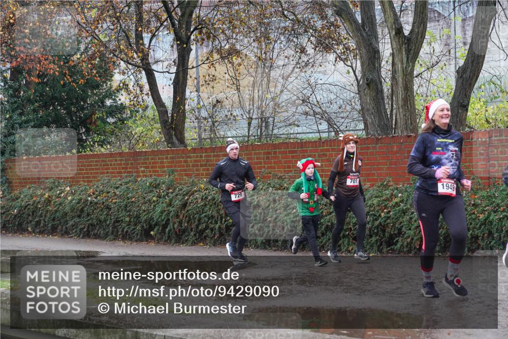 07.12.2025 - St. Pauli X-Mass-Run No. 15 Michael Burmester http://msf.ph/oto/9429090 07.12.2025 11:22:09 Laufen 729, 701, 1949 meine-sportfotos.de