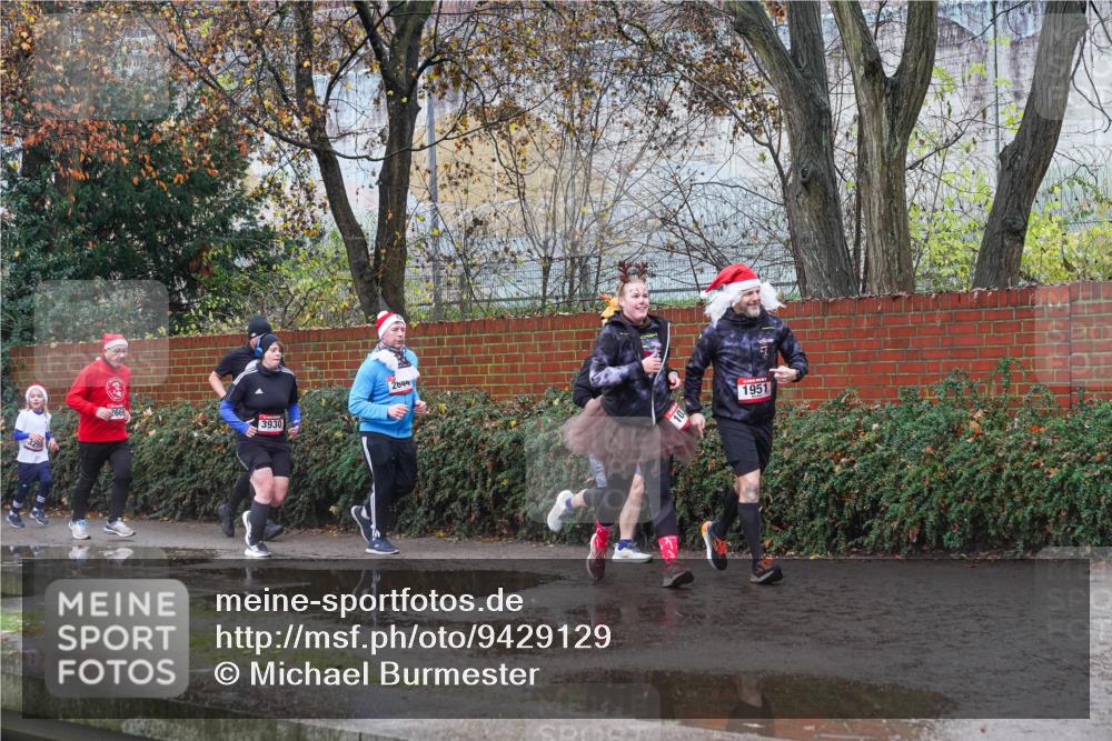 07.12.2025 - St. Pauli X-Mass-Run No. 15 Michael Burmester http://msf.ph/oto/9429129 07.12.2025 11:22:44 Laufen 3930, 2649, 1951 meine-sportfotos.de