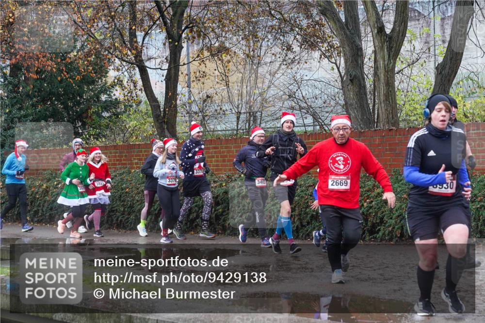 07.12.2025 - St. Pauli X-Mass-Run No. 15 Michael Burmester http://msf.ph/oto/9429138 07.12.2025 11:22:48 Laufen 392, 20, 3379, 3378, 3403, 2669, 0930 meine-sportfotos.de