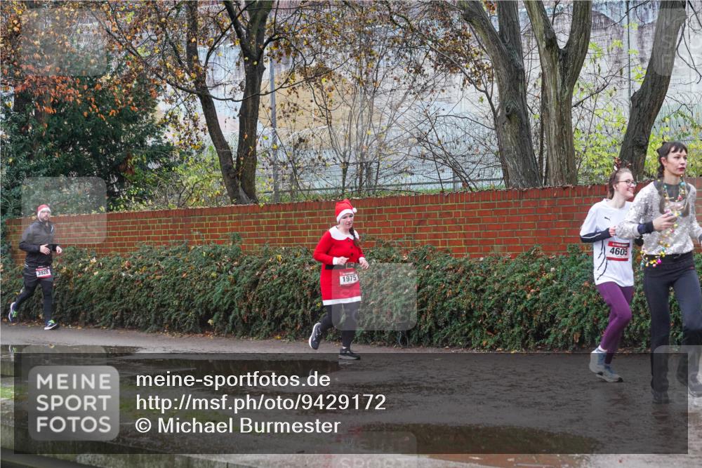 07.12.2025 - St. Pauli X-Mass-Run No. 15 Michael Burmester http://msf.ph/oto/9429172 07.12.2025 11:23:10 Laufen 3928, 1975, 4605 meine-sportfotos.de