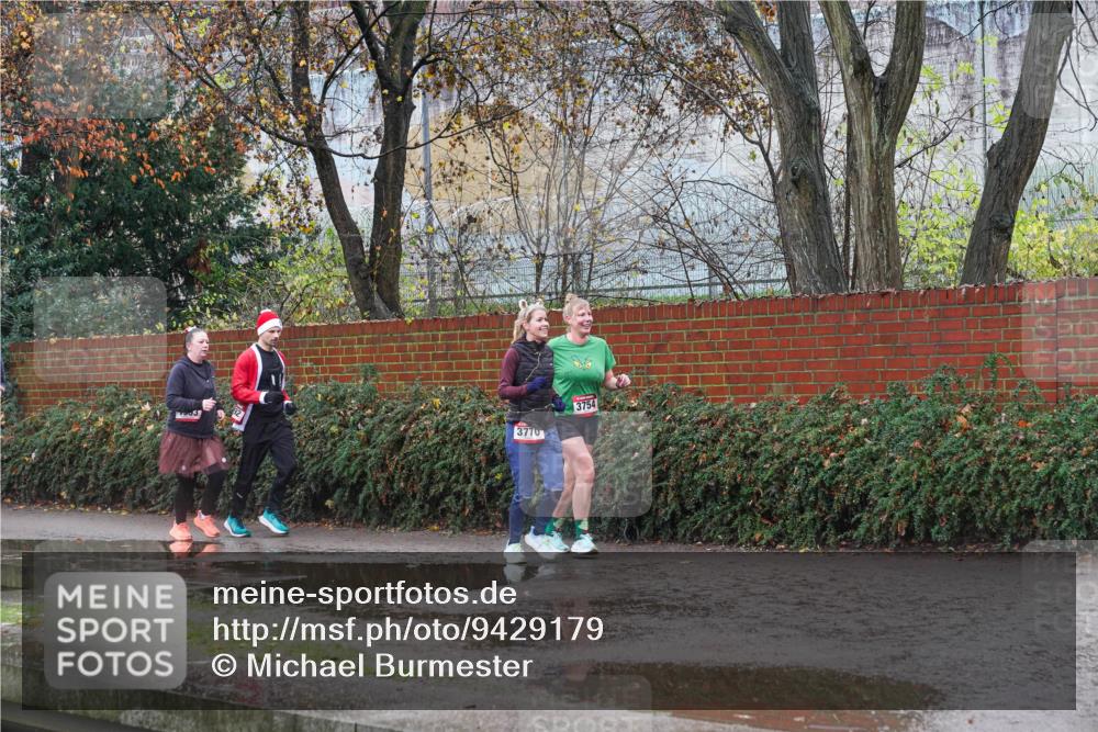 07.12.2025 - St. Pauli X-Mass-Run No. 15 Michael Burmester http://msf.ph/oto/9429179 07.12.2025 11:23:18 Laufen 3770, 3754 meine-sportfotos.de